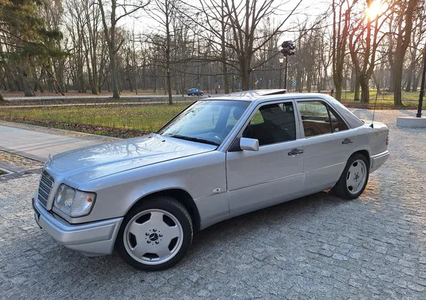 samochody osobowe Mercedes-Benz Klasa E cena 22900 przebieg: 269000, rok produkcji 1994 z Łomianki